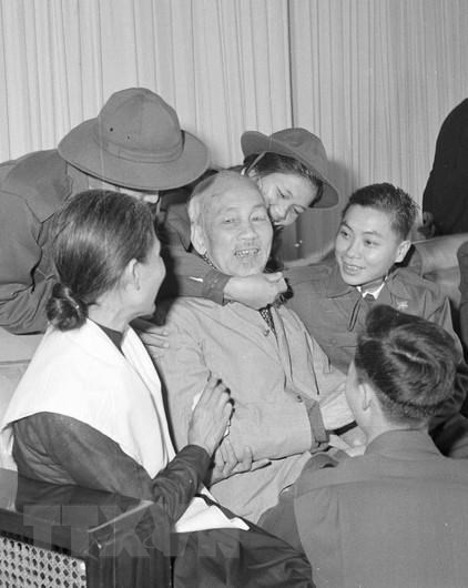  Bác Hồ tiếp và nói chuyện với đoàn đại biểu Mặt trận dân tộc giải phóng miền Nam Việt Nam ra thăm miền Bắc từ ngày 28-2-1969 đến ngày 20-3-1969 như người Cha gặp các con.