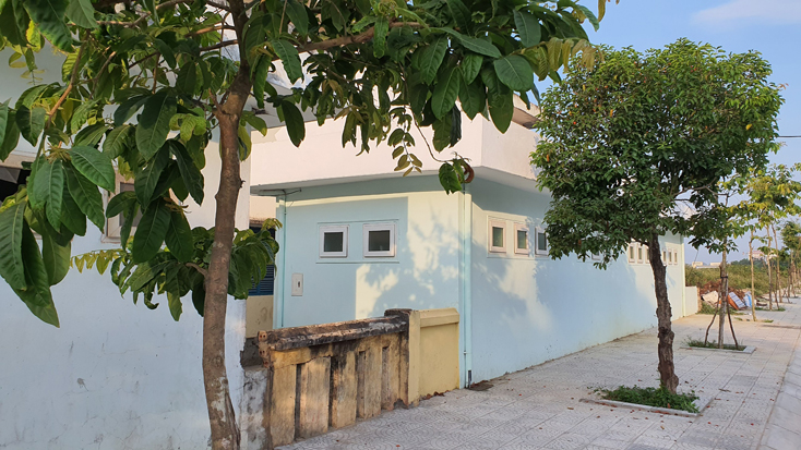 Đoạn tường rào nơi kẻ biến thái đột nhập vào khu vệ sinh Trường tiểu học Đồng Phú.