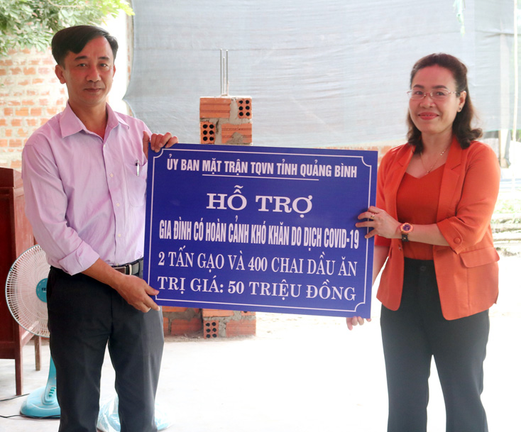 Đồng chí Phạm Thị Hân trao quà hỗ trợ cho các gia đình có hoàn cảnh khó khăn trên địa bàn xã Phúc Trạch