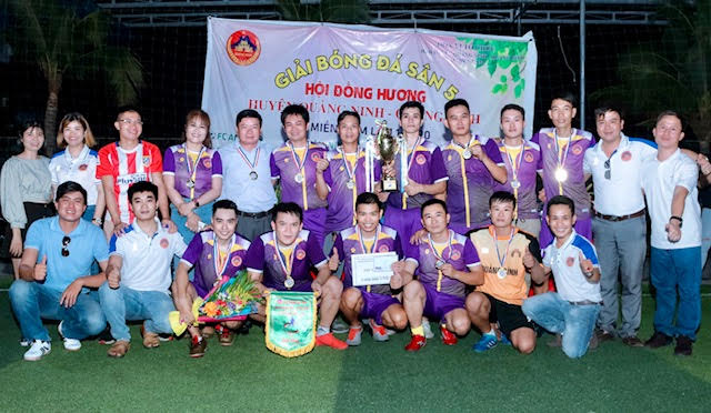 Đội bóng FC Hàm Ninh lên ngôi vô địch. 