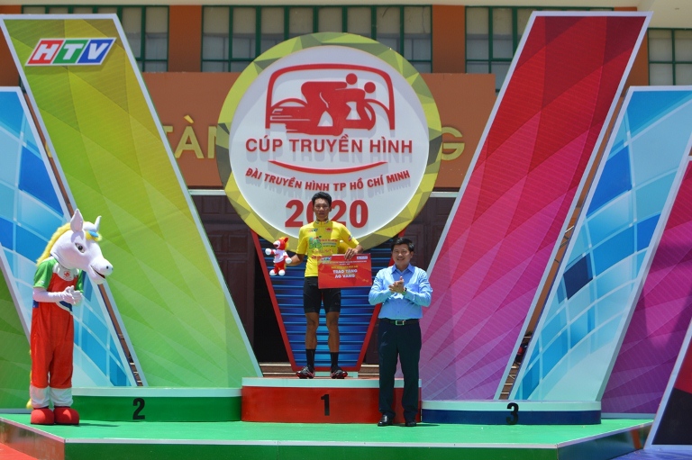 Ông Trần Vũ Khiêm, Giám đốc Sở Văn hóa và Thể thao trao áo vàng cho cua-rơ Võ Thành An.