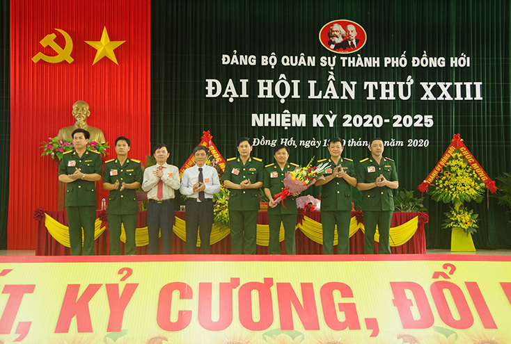 Đại tá Lê Văn Vỹ, Chỉ huy trưởng Bộ chỉ huy Quân sự tỉnh tặng hoa chúc mừng Ban Chấp hành Đảng bộ Quân sự TP. Đồng Hới nhiệm kỳ 2020-2025. 