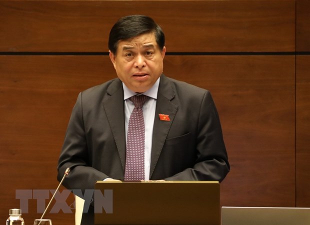 Bộ trưởng Bộ Kế hoạch và Đầu tư Nguyễn Chí Dũng giải trình ý kiến của đại biểu Quốc hội. (Ảnh: Văn Điệp/TTXVN)