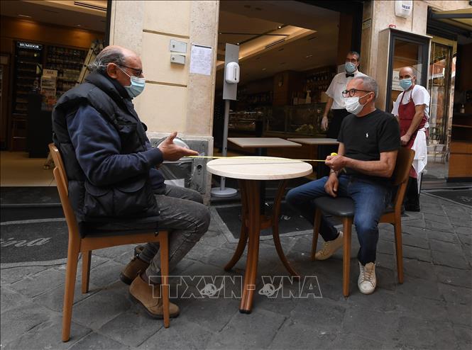  Một nhà hàng tại Rome, Italy chuẩn bị mở cửa trở lại ngày 15-5 sau hơn 2 tháng đóng cửa do dịch COVID-19. Ảnh: THX/TTXVN