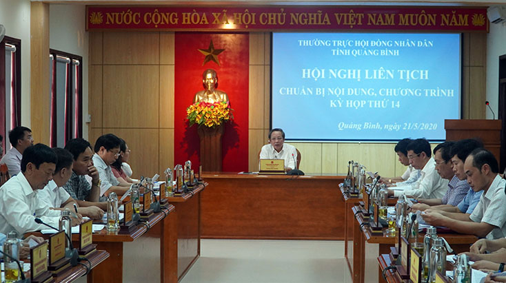 Đồng chí Chủ tịch HĐND tỉnh Hoàng Đăng Quang điều hành hội nghị
