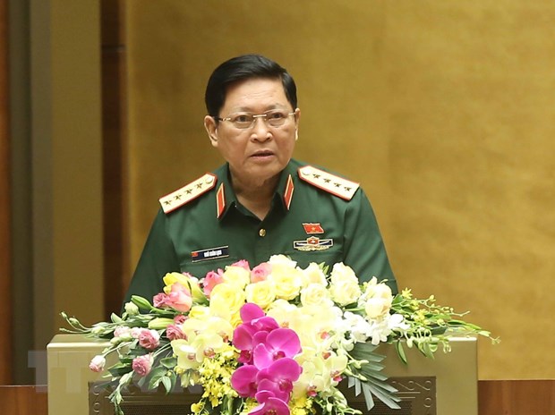 Bộ trưởng Bộ Quốc phòng Ngô Xuân Lịch trình bày Tờ trình về dự án Luật Biên phòng Việt Nam. (Ảnh: Doãn Tấn/TTXVN)