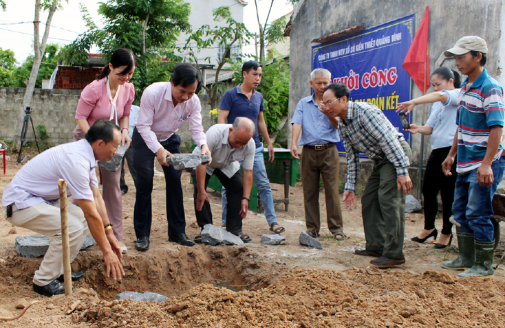 Đại diện lãnh đạo Công ty TNHH MTV xổ số kiến thiết Quảng Bình tham gia đặt những viên đá đầu tiên tại lễ khởi công nhà cho bà Lê Thị Hậu.