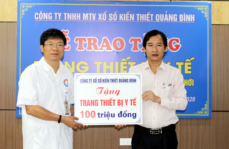Đại diện lãnh đạo Bệnh viện hữu nghị Việt Nam-Cu Ba Đồng Hới nhận quà tặng của Công  ty TNHH MTV xổ số kiến thiết Quảng Bình.