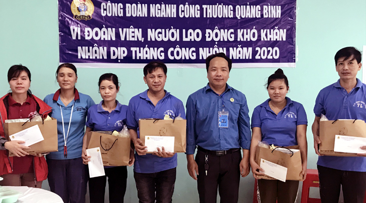 Đại diện lãnh đạo Công đoàn ngành Công thương Quảng Bình trao quà hỗ trợ cho đoàn viên, NLĐ có hoàn cảnh khó khăn.