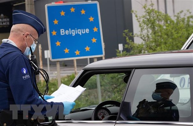 Cảnh sát Bỉ tiến hành kiểm tra tại khu vực biên giới với Pháp ở Quevy. (Ảnh: AFP/TTXVN)