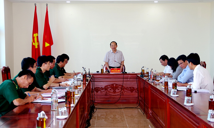 Đồng chí Trần Xuân Vinh, UVBTV, Trưởng Ban Tổ chức Tỉnh ủy Quảng Bình phát biểu chỉ đạo và kết luận buổi làm việc