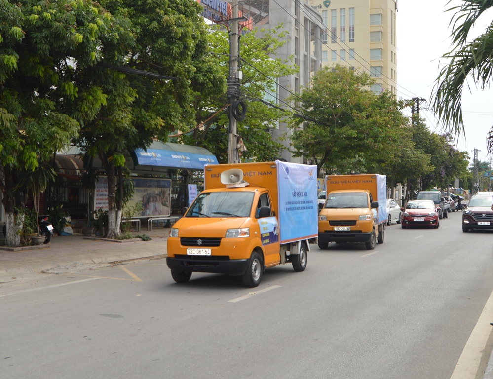 Xe ô tô gắn loa tuyên truyền lưu động của Bưu điện tỉnh Quảng Bình tham gia diều hành, tuyên truyền chính sách BHXH, BHYT..