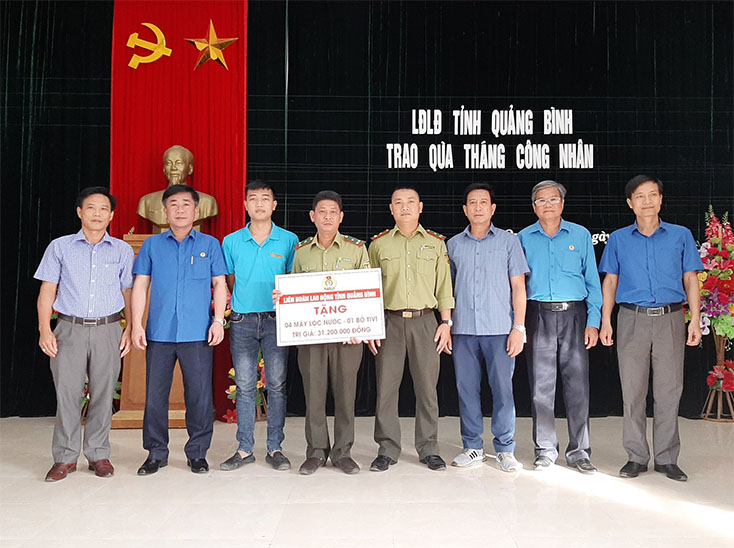 Lãnh đạo LĐLĐ tỉnh trao 4 máy lọc nước cho các trạm bảo vệ rừng thuộc CĐCS Vườn Quốc gia Phong Nha - Kẻ Bàng