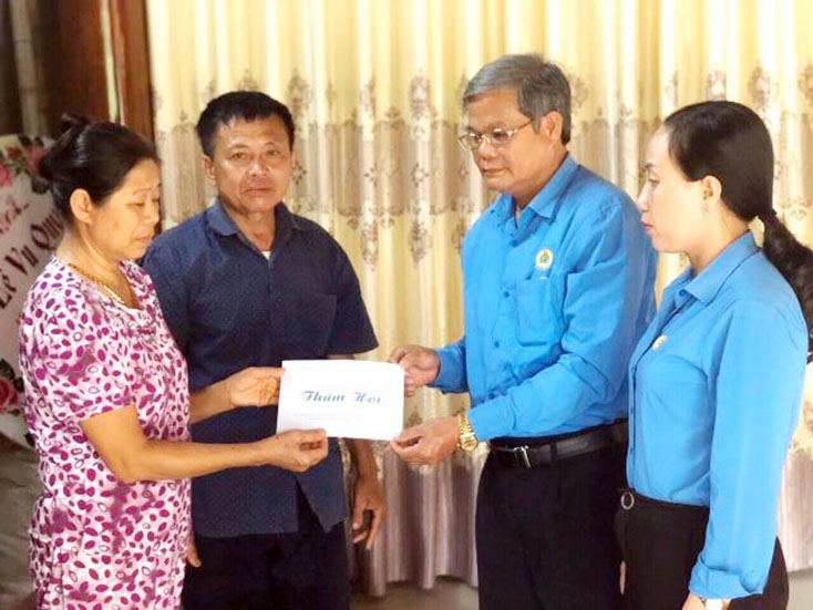 Lãnh đạo LĐLĐ tỉnh thăm, tặng quà cho các gia đình có người bị tai nạn lao động