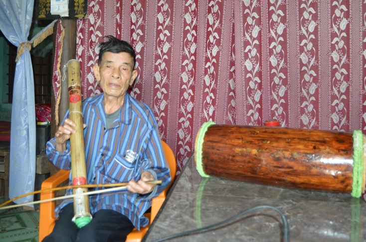  Nghệ nhân Đinh Lâm Trường biểu diễn đàn ống, một nhạc cụ truyền thống của người Minh Hóa. 