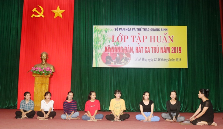  Thế hệ trẻ Minh Hóa hăng hái tham gia các lớp tập huấn đàn và hát dân ca do các nghệ nhân trao truyền.