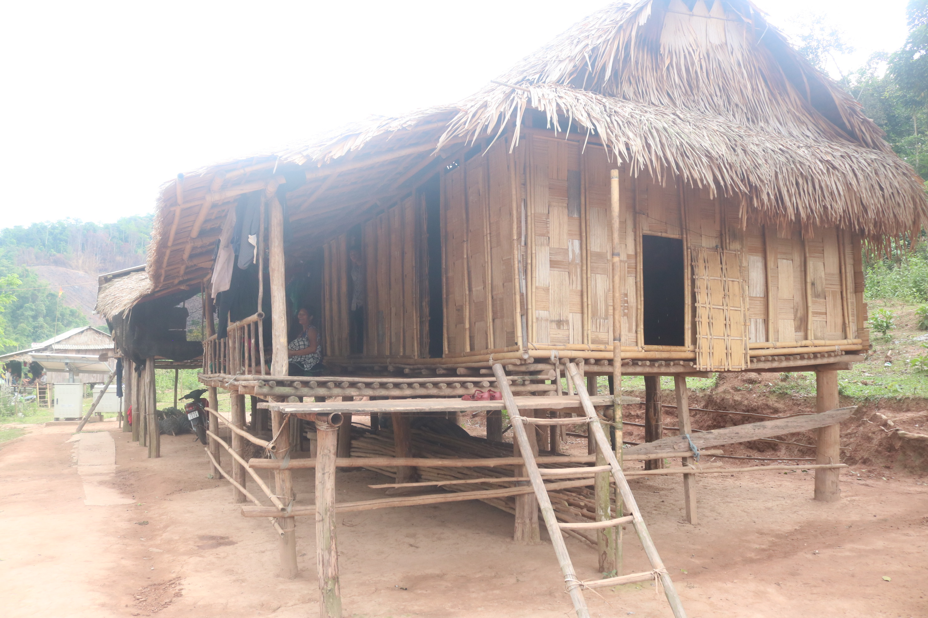  Một ngôi nhà của đồng bào Ma Coong được làm thưng che bằng những tấm phên đan lát.