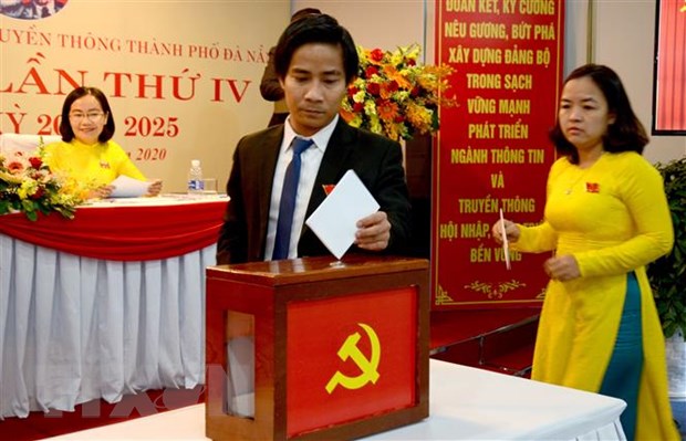 Quang cảnh bầu cử tại Đại hội Đảng bộ Sở Thông tin & Truyền thông thành phố Đà Nẵng. (Ảnh: Quốc Dũng/TTXVN)