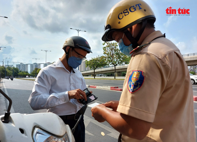  Đội Cảnh sát giao thông Chợ Lớn kiểm tra giấy tờ của chủ xe máy trên đường Võ Văn Kiệt (quận 6 - TP.Hồ Chí Minh). Ảnh: Mạnh Linh/Báo Tin tức.