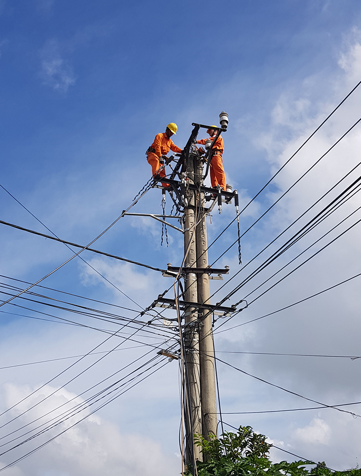  Trong mùa dịch Covid-19, PC Quảng Bình tích cực nâng cấp hệ thống các tuyến đường dây nhằm bảo đảm cung cấp điện ổn định cho khách hàng.