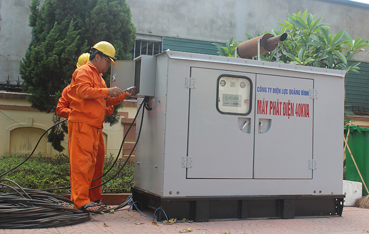    Công nhân PC Quảng Bình lắp đặt máy phát điện 40kVA dự phòng cấp điện tại trụ sở Văn phòng Đoàn ĐBQH tỉnh.