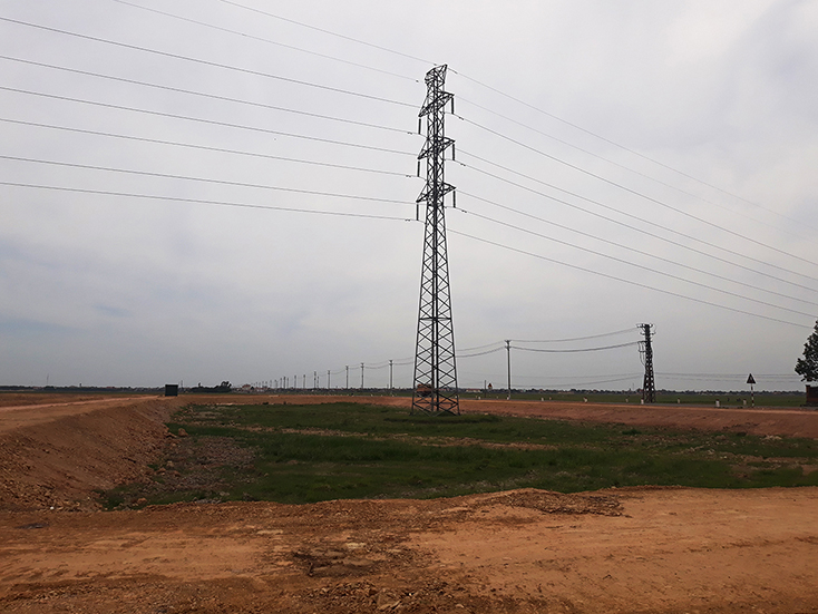 Vị trí cột điện của đường dây 110kV nằm trong đất của dự án.