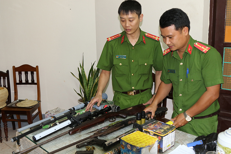 Số vũ khí, công cụ hỗ trợ và pháo được Phòng Cảnh sát QLHC về TTXH vận động người dân giao nộp.