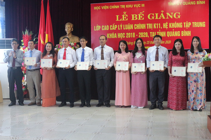 Đại diện lãnh đạo học viện Chính trị Khu vực III trao bằng tốt nghiệp cho các học viên.