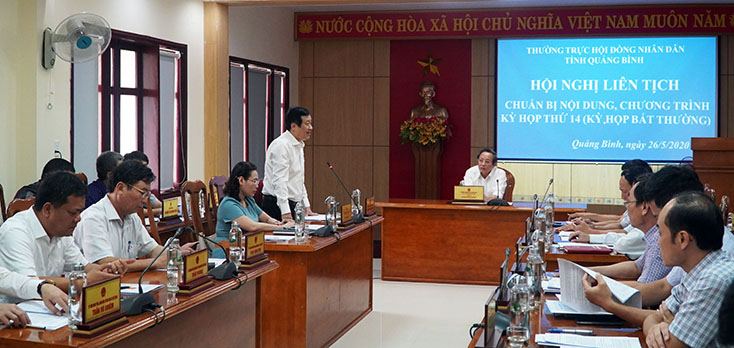Đồng chí Phó Chủ tịch Thường trực UBND tỉnh Nguyễn Xuân Quang phát biểu ý kiến tại hội nghị