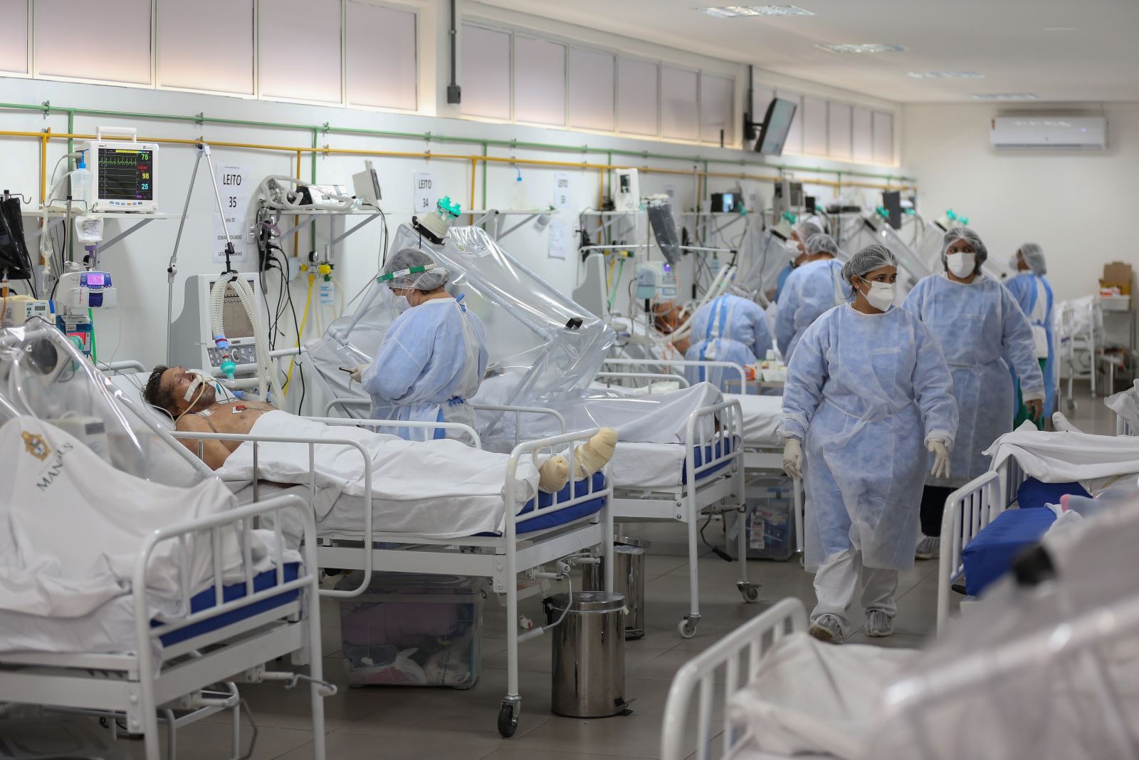Nhân viên y tế chăm sóc bệnh nhân mắc COVID-19 tại một bệnh viện ở Manaus, Brazil ngày 20-5. Ảnh: AFP/TTXVN