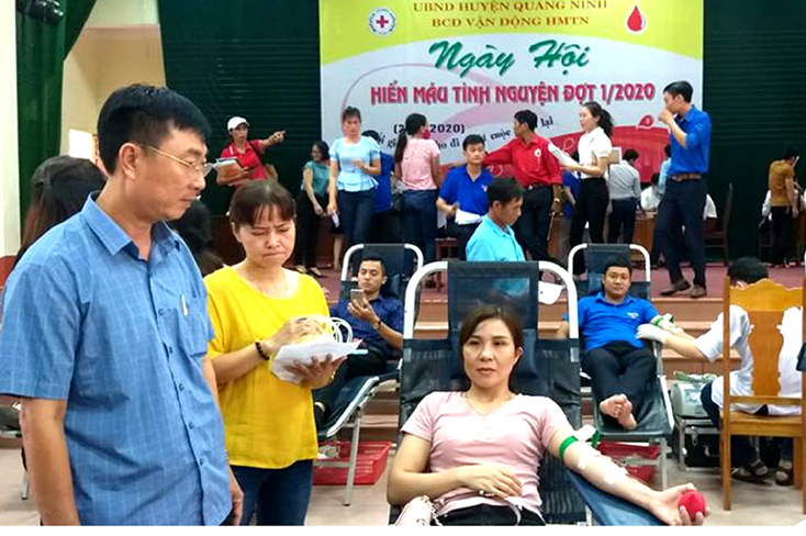 Lãnh đạo huyện Quảng Ninh thăm hỏi, động viên các tình nguyện viên tham gia hiến máu.