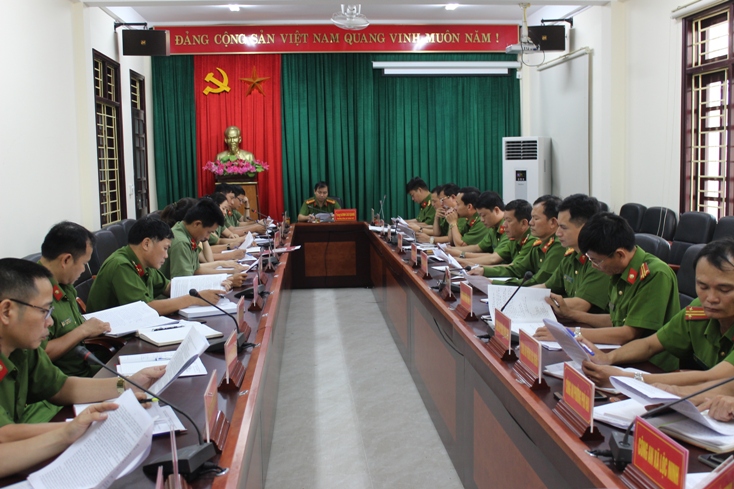   Trung tá Đinh Cao Quang, Bí thư Đảng ủy, Trưởng Công an TP. Đồng Hới. chủ trì giao ban tuần đánh giá tình hình, kết quả công tác bảo đảm ANTT trên địa bàn.