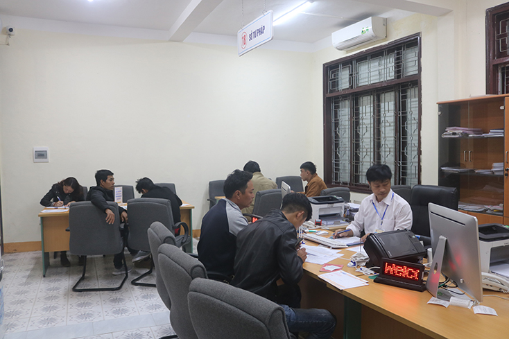 Người dân đến làm các thủ tục pháp lý tại Trung tâm Hành chính công tỉnh Quảng Bình.