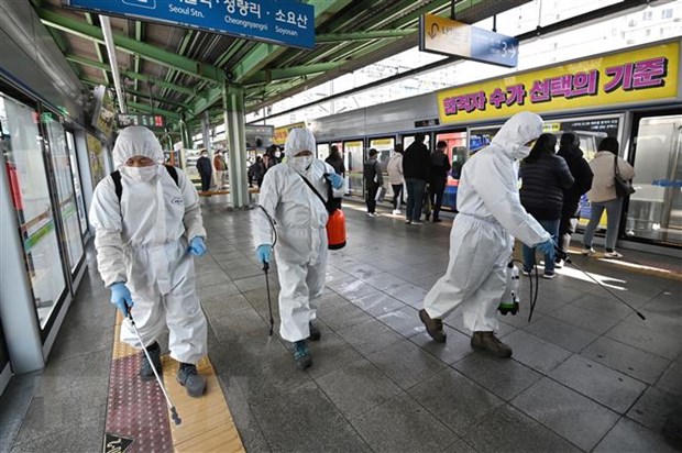  Phun thuốc khử trùng nhằm ngăn chặn sự lây lan của dịch COVID-19 tại Seoul, Hàn Quốc ngày 13-3-2020. (Nguồn: AFP/TTXVN)