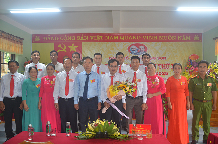 Lãnh đạo huyện Quảng Ninh tặng hoa chúc mừng BCH Đảng bộ xã Trường Sơn, nhiệm kỳ 2020-2025