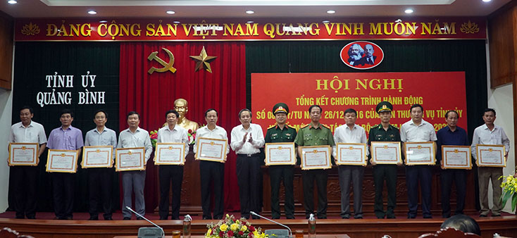 Đồng chí Bí thư Tỉnh ủy Hoàng Đăng Quang trao bằng khen của Ban Thường vụ Tỉnh ủy cho các tập thể