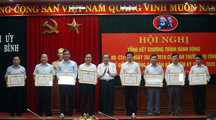 Đồng chí Bí thư Tỉnh ủy Hoàng Đăng Quang trao bằng khen của Ban Thường vụ Tỉnh ủy cho các cá nhân