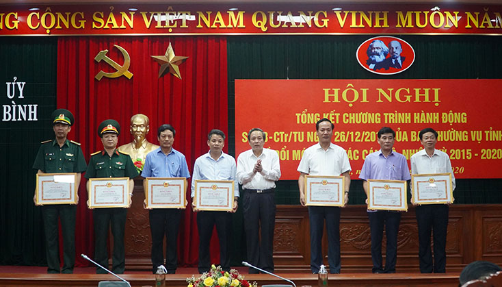 Đồng chí Bí thư Tỉnh ủy Hoàng Đăng Quang trao bằng khen của Ban Thường vụ Tỉnh ủy cho các cá nhân