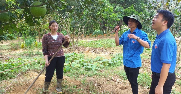  Anh Đinh Mai Khánh (ở giữa) hướng dẫn thanh niên áp dụng khoa học kỹ thuật vào sản xuất, chuyển đổi cây trồng, vật nuôi.