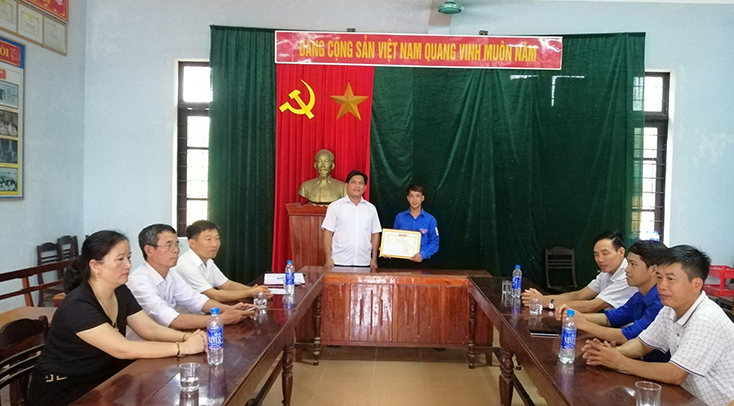 Đặng Xuân Thanh được chính quyền, đoàn thể xã Quảng Tân, thị xã Ba Đồn biểu dương, khen thưởng vì hành động dũng cảm cứu người
