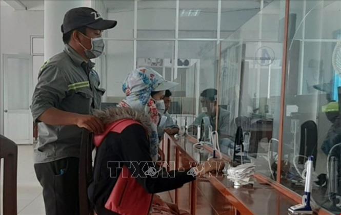 Người lao động đến làm thủ tục hưởng trợ cấp thất nghiệp tại Trung tâm dịch vụ việc làm tỉnh Kiên Giang. Ảnh: Lê Sen/TTXVN