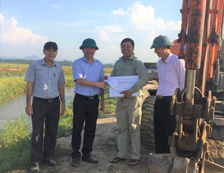 Lãnh đạo Công ty CP cấp nước Quảng Bình thăm và tặng quà động viên người lao động