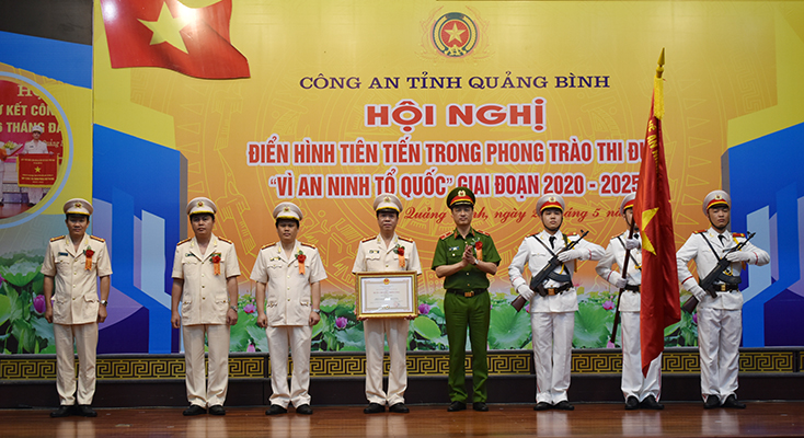 Thừa ủy quyền của Chủ tịch nước, đồng chí Thiếu tướng Nguyễn Duy Ngọc, Thứ trưởng Bộ Công an trao Huân chương Chiến công hạng Ba cho Công an tỉnh Quảng Bình.