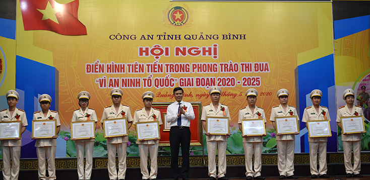 Đồng chí Trần Thắng, Phó Bí thư Thường trực Tỉnh ủy trao bằng khen của UBND tỉnh cho các tập thể và cá nhân.
