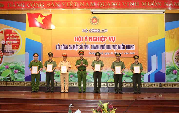 Thiếu tướng Nguyễn Duy Ngọc, Thứ trưởng Bộ Công an trao thưởng cho một số đơn vị thuộc Công an tỉnh Quảng Bình đã phá thành công chuyên án, bắt giữ 3 đối tượng cùng hơn 200kg thuốc nổ.