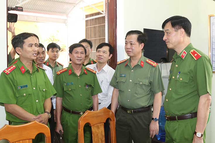 Thiếu tướng Nguyễn Duy Ngọc, Thứ trưởng Bộ Công an, thăm làm việc tại Công an xã Đức Ninh, thành phố Đồng Hới, tỉnh Quảng Bình chiều ngày 28-5-2020.