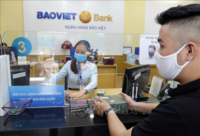 Khách hàng giao dịch tại BAOVIET Bank, số 8 Lê Thái Tổ, Hà Nội. Ảnh: Trần Việt/TTXVN