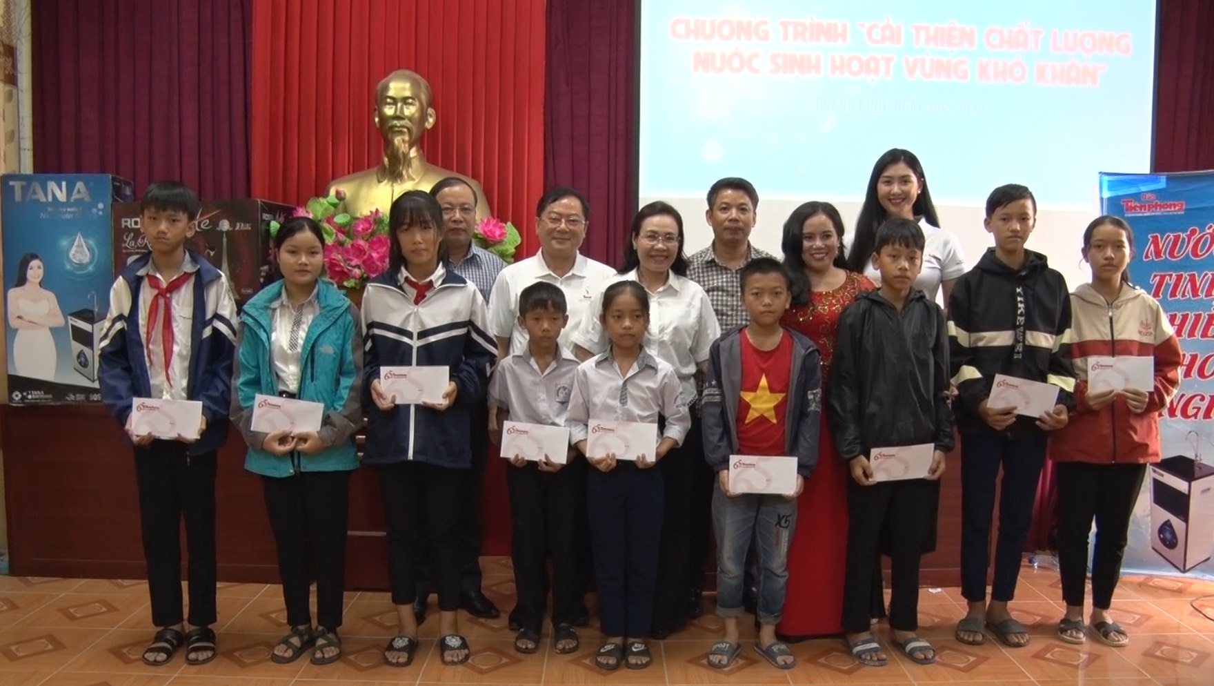 Các đại biểu tham dự chương trình trao học bổng cho các em học sinh nghèo ở huyện Minh Hóa.