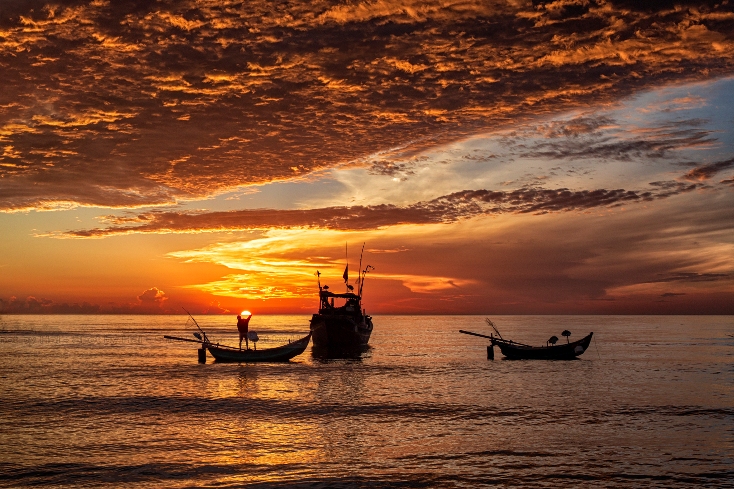   Bình minh trên biển qua ống kính của Nguyễn Hải.