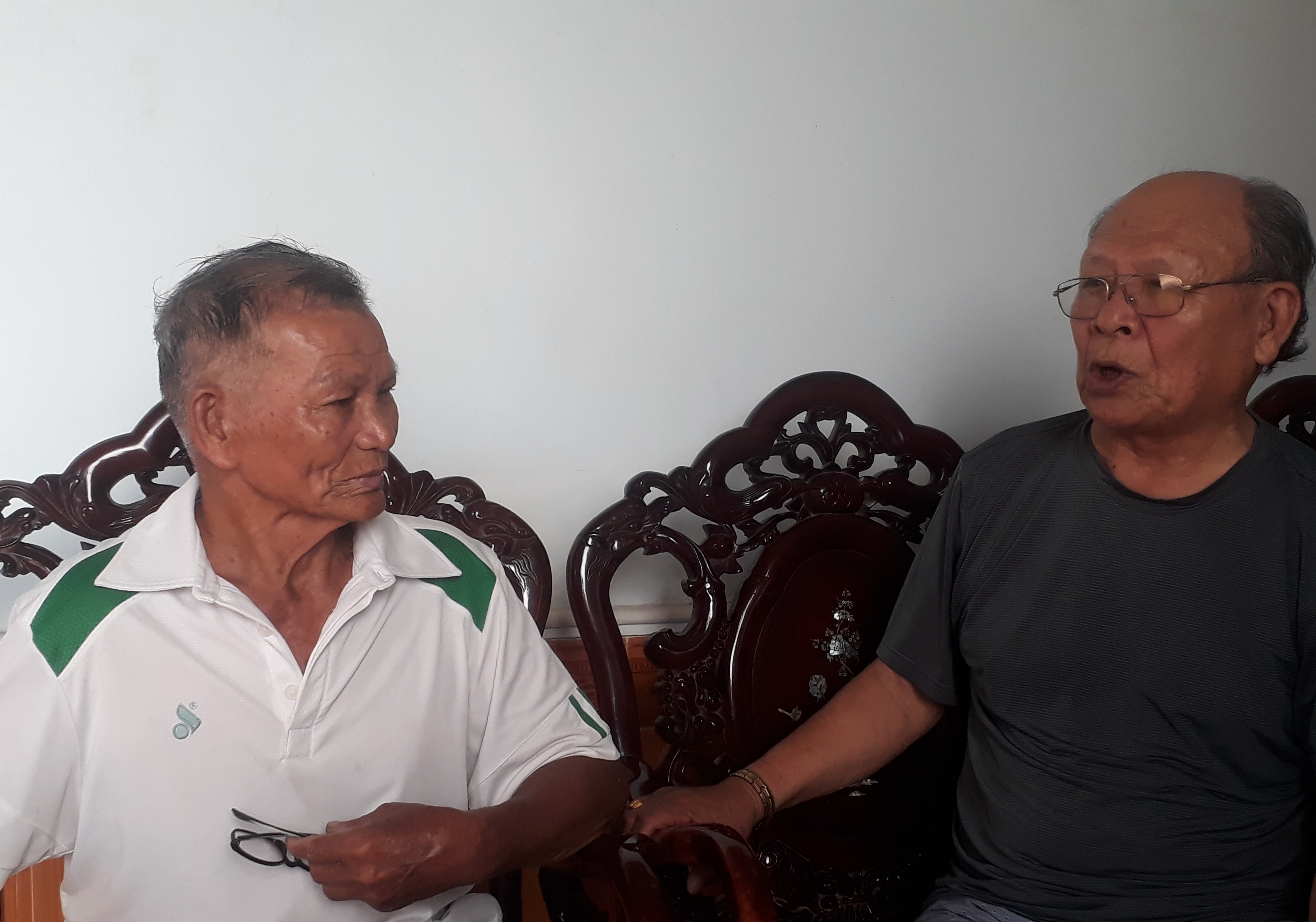  Ông Nguyễn Mạnh Điền (bên phải), Chủ nhiệm và ông Hoàng Quang Vàng, Phó Chủ nhiệm CLB bơi lội xã Bảo Ninh kể về một thời vang danh của “xã Yết Kiêu” Bảo Ninh.